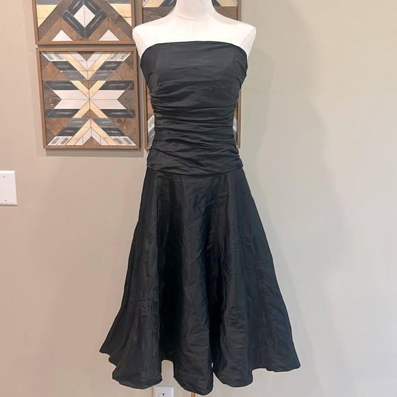 Ralph Lauren Black Label Dresses & Skirts - Vintage Ralph Lauren Black Label Strapless Fit & Flare Dress Black size 4